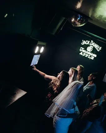 Blije mensen bij de fotokast