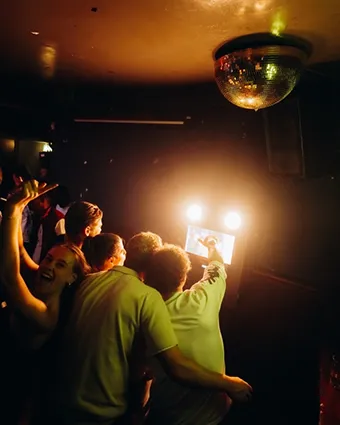 Mensne worden steeds creatiever met poses naarmate de avond vordert.