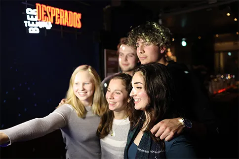 Bezoekers van een club kunnen snel en eenvoudig foto's maken en afdrukken tegen betaling.